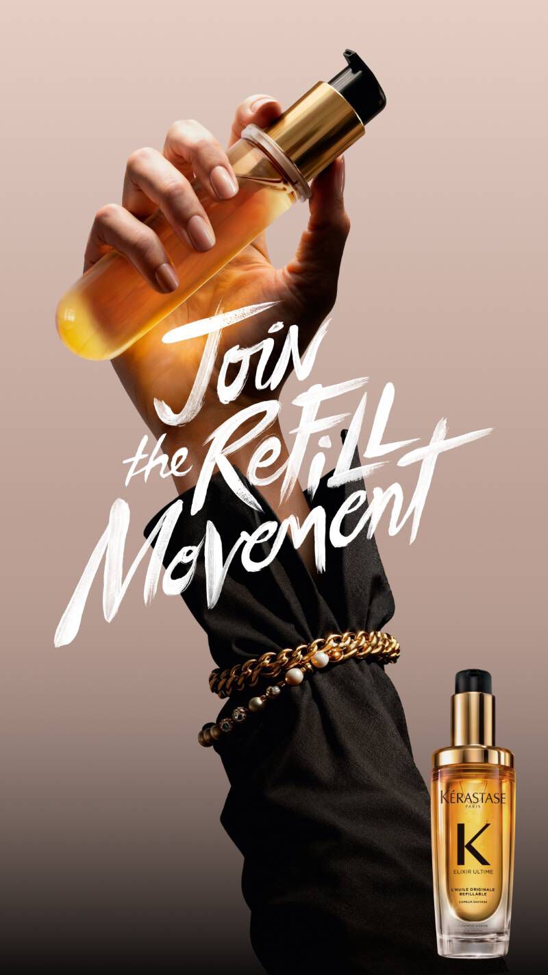 JOIN THE REFILL MOVEMENT = REJOIGNEZ LE MOUVEMENT DES RECHARGES​  Main qui tient la recharge d’une huile elixir sur un fond beige​