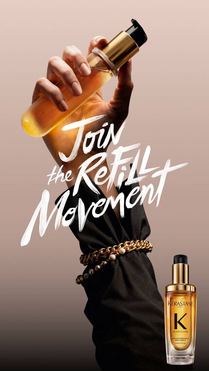 JOIN THE REFILL MOVEMENT = REJOIGNEZ LE MOUVEMENT DES RECHARGES Main qui tient la recharge d’une huile elixir sur un fond beige