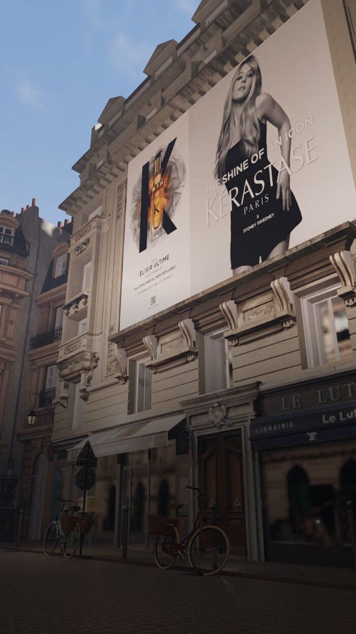Vista de calle parisina con edificios Haussmann y un gran cartel publicitario de Kerastase.