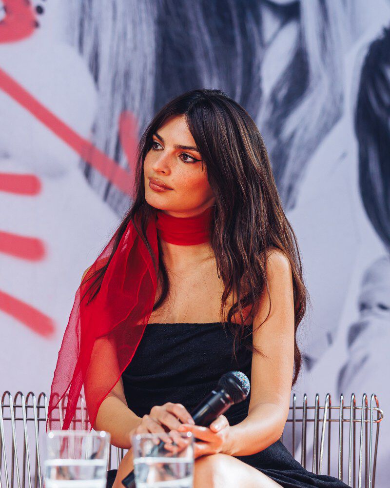 Emily Ratajkowski, embajadora de Kerastase, en un escenario colorido: azul y rojo - atenta a la discusion