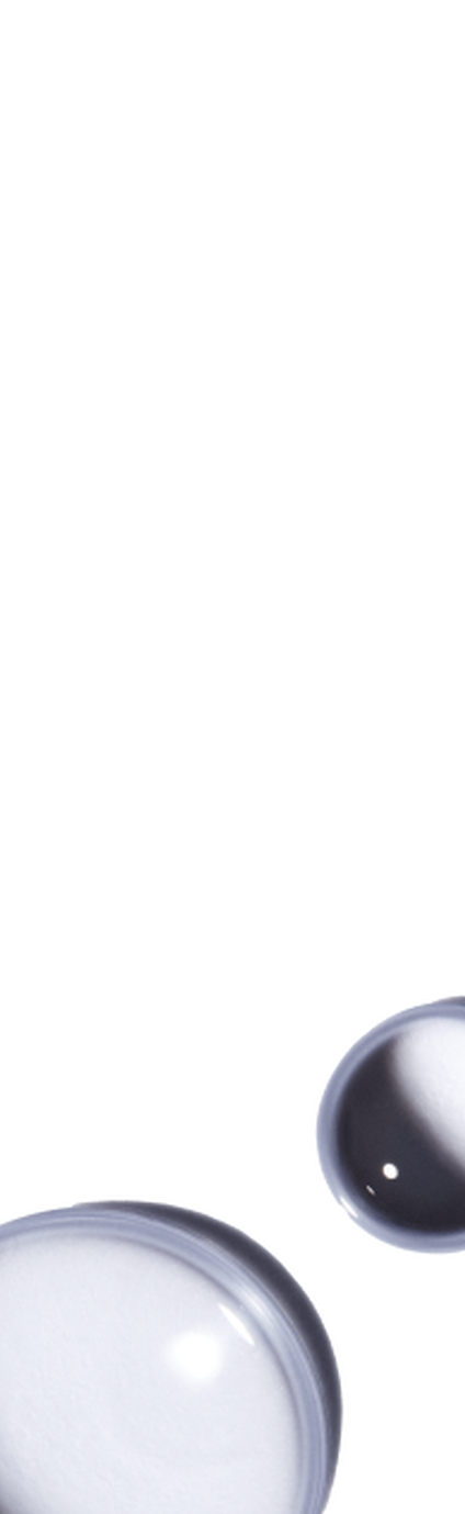 Gotas de agua claras sobre una superficie blanca, simbolizando frescura e hidratacion.