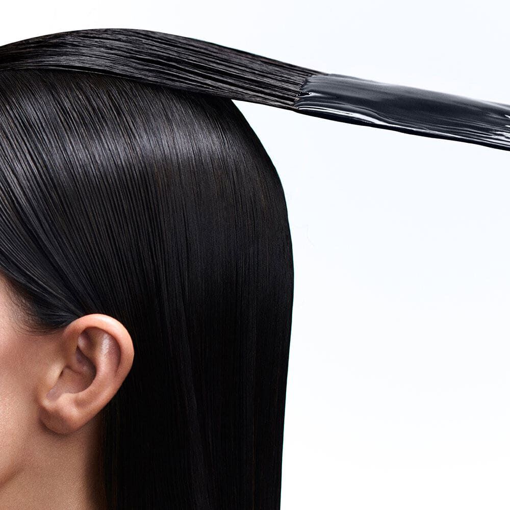 Pelo liso oscuro con aplicacion de producto.
