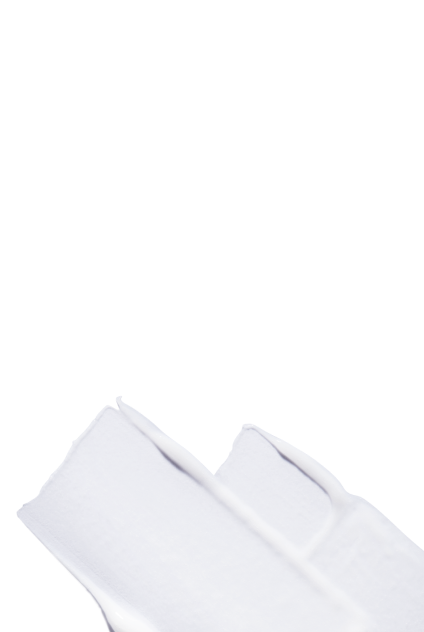 Primer plano de una textura cremosa blanca y rica, que ilustra un producto capilar nutritivo.