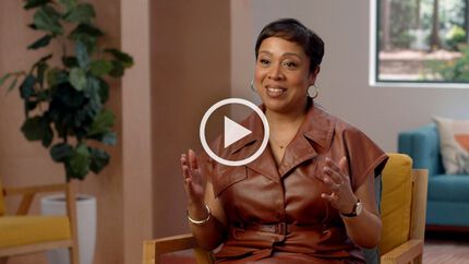 Delores Morton en entrevista, en un sillon amarillo.