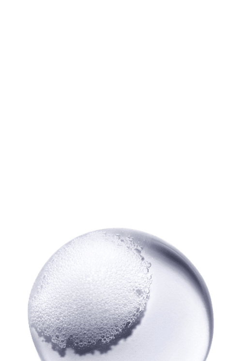 Primer plano de una textura cremosa blanca y rica, que ilustra un producto capilar nutritivo.