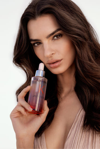 Mujer con cabello largo, oscuro y fluido, vestida de rojo, en una pose dinamica, ilustrando movimiento y vitalidad.