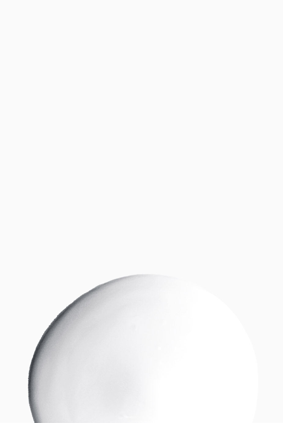 Esfera blanca sobre un fondo blanco.