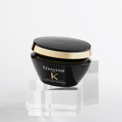 Frasco de crema capilar Kerastase Chronologiste en un fondo blanco, presentado sobre bloques de acrilico.