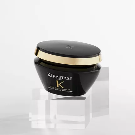 Frasco de crema capilar Kerastase Chronologiste en un fondo blanco, presentado sobre bloques de acrilico.