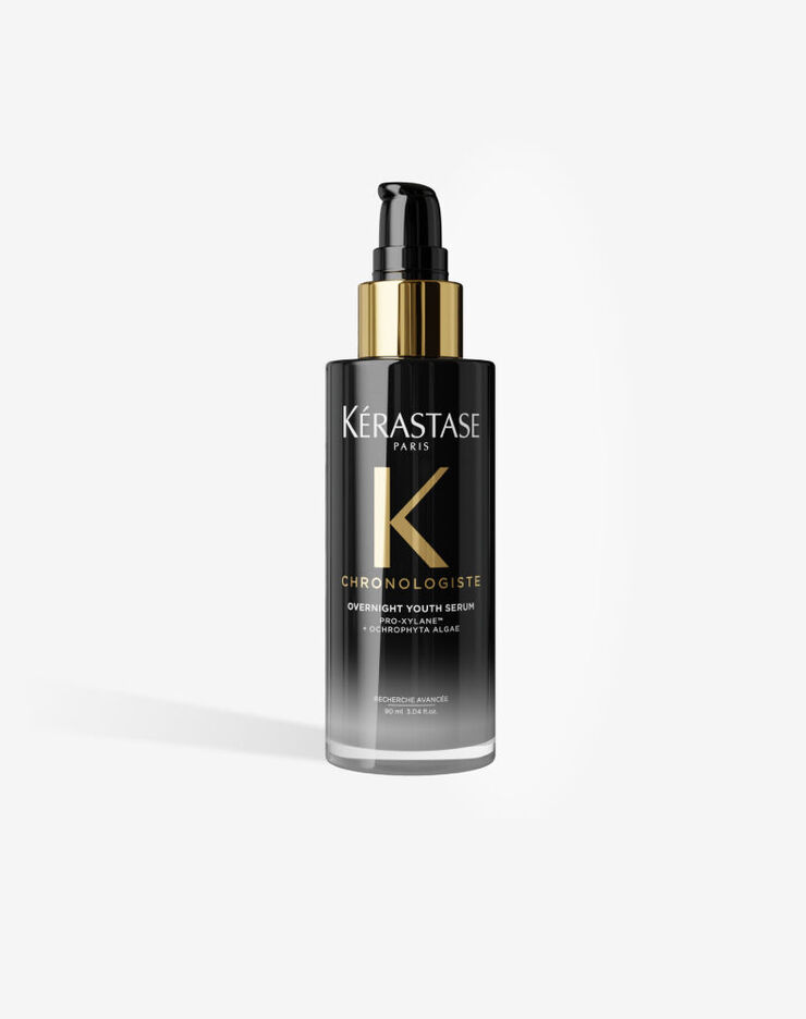 Serum de noche Kerastase Chronologiste Overnight Youth Serum en un frasco con dosificador negro y detalles dorados.