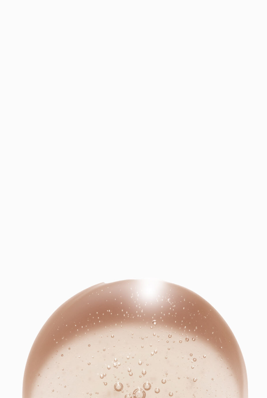 Burbuja de gel transparente con burbujas, sobre un fondo blanco.