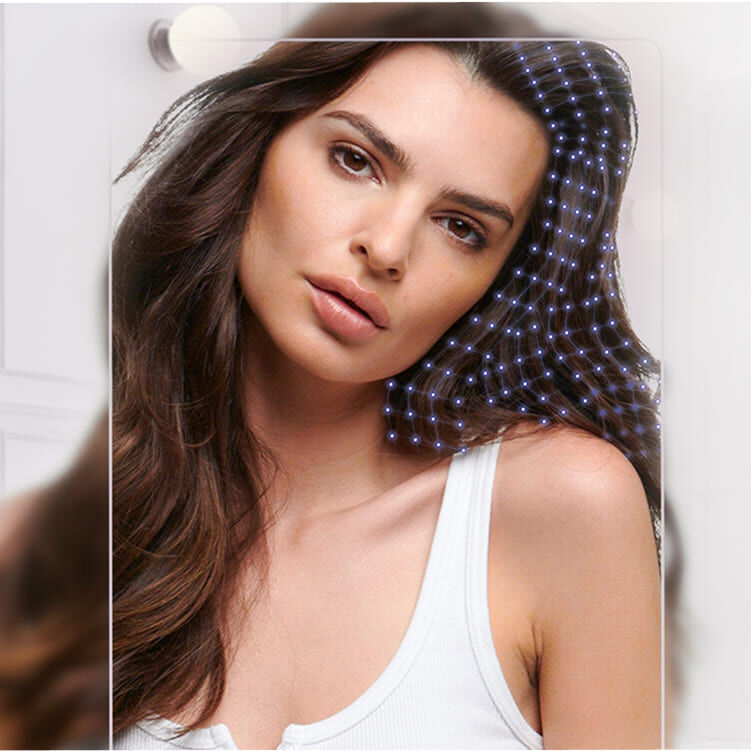 Emily Ratajkowski (Emrata) con cabello largo castano, luciendo un accesorio capilar.