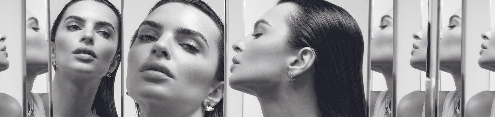 Portrait en noir et blanc d'une femme avec des cheveux longs, posant avec elegance devant des miroirs reflechissants, mettant en valeur son visage et son expression.