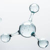 Molecula de agua representada por esferas transparentes y conectores, simbolizando la estructura quimica del agua.