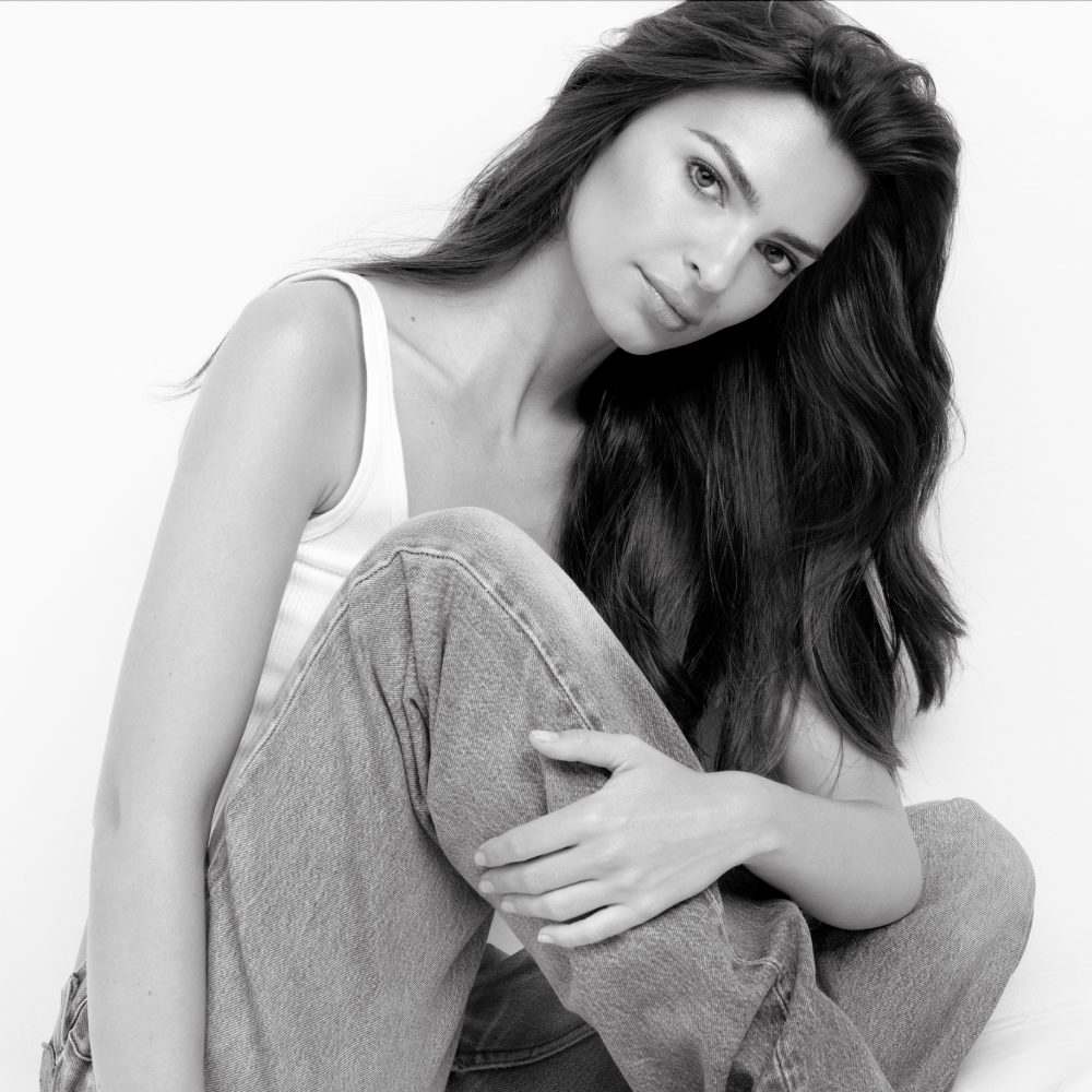 Emily Ratajkowski presume de melena brillante.