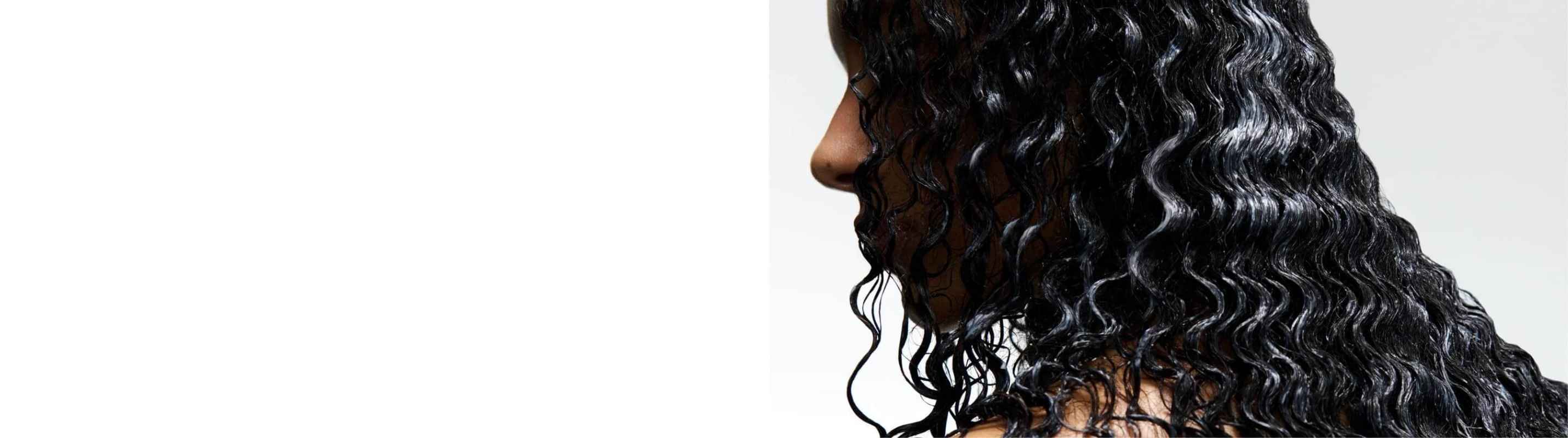 Mujer que aplica productos Kérastase sobre el cabello mojado