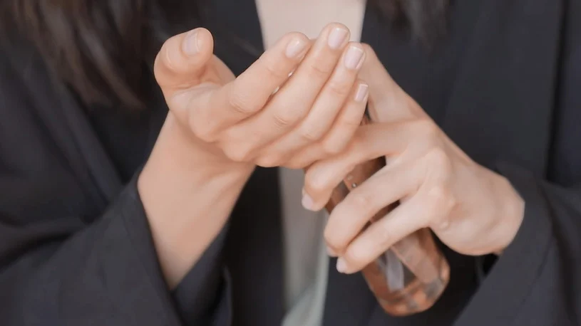 Utilizar las manos para peinar el cabello con los aceites capilares Elixir Ultime de Kérastase