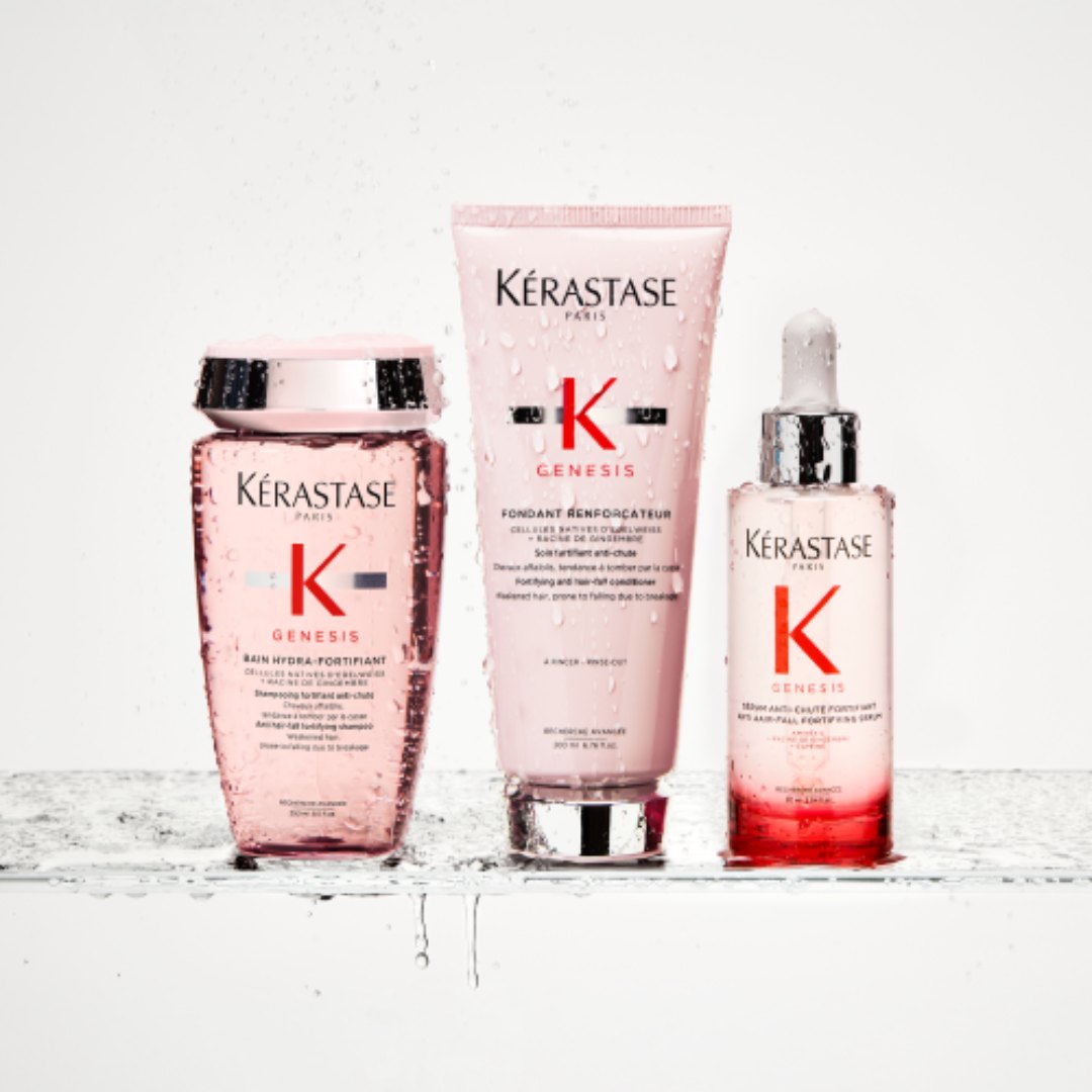 La rutina Genesis compuesta por 3 productos colocados en el borde del lavabo del baño.