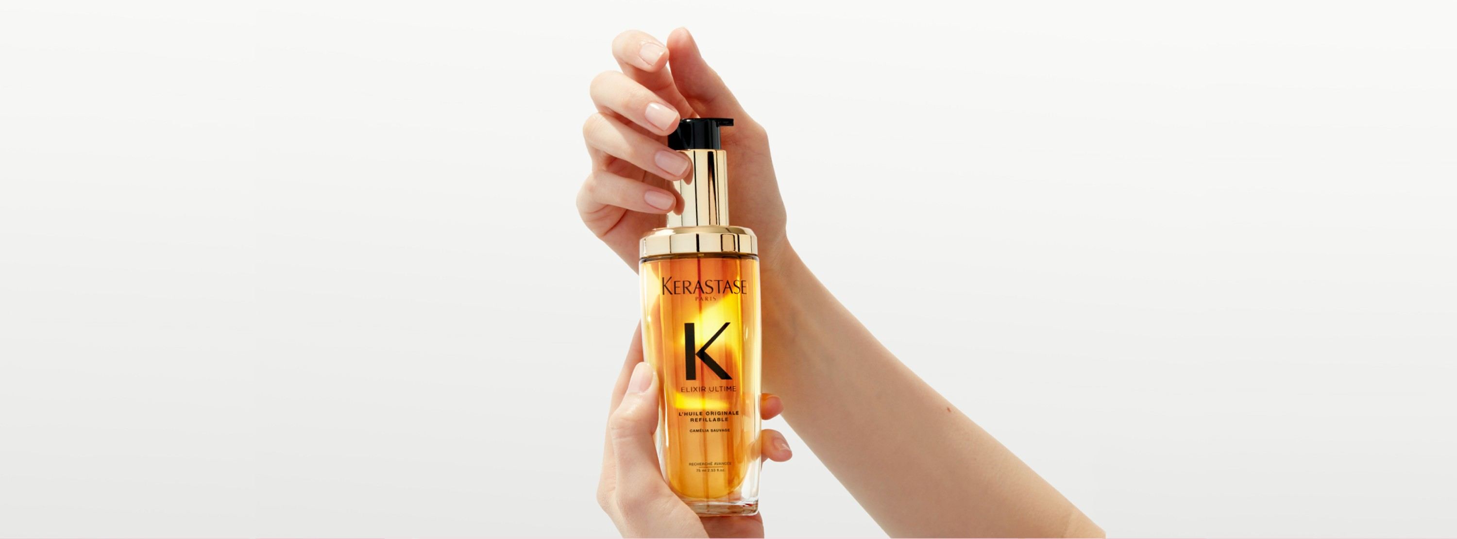 El nuevo Elixir Ultime recargable se sujeta con un movimiento giratorio con las dos manos.